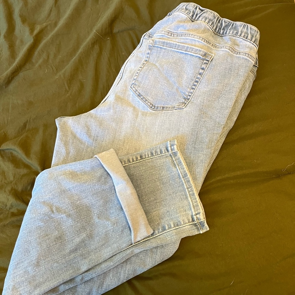 Torrid straight leg jeans. Can be rolled up so cute. No rips or tears size 1